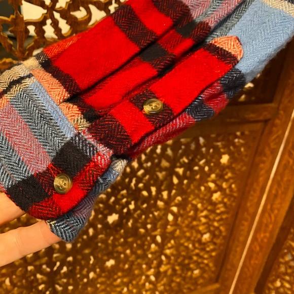 🚺 AEO SOFT red & blue super soft flannel - Picture 3 of 6